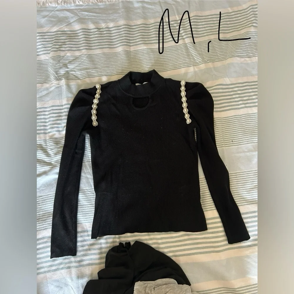 Black Sweater with Embellished Shoulders
Hugs body - Picture 1 of 1